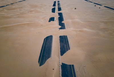 两个高速公路道路覆盖着沙子
